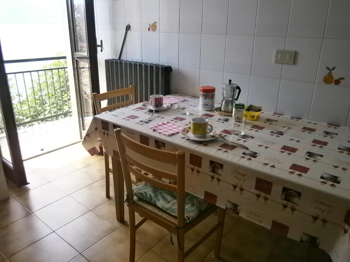 Casa In Riva Al Lago Βαρένα Εξωτερικό φωτογραφία