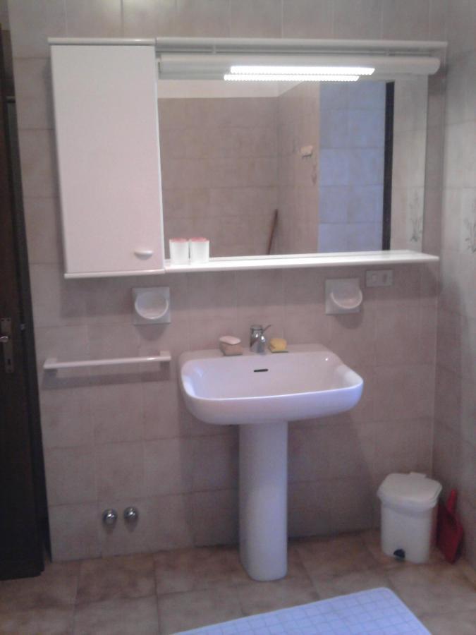 Casa In Riva Al Lago Βαρένα Εξωτερικό φωτογραφία
